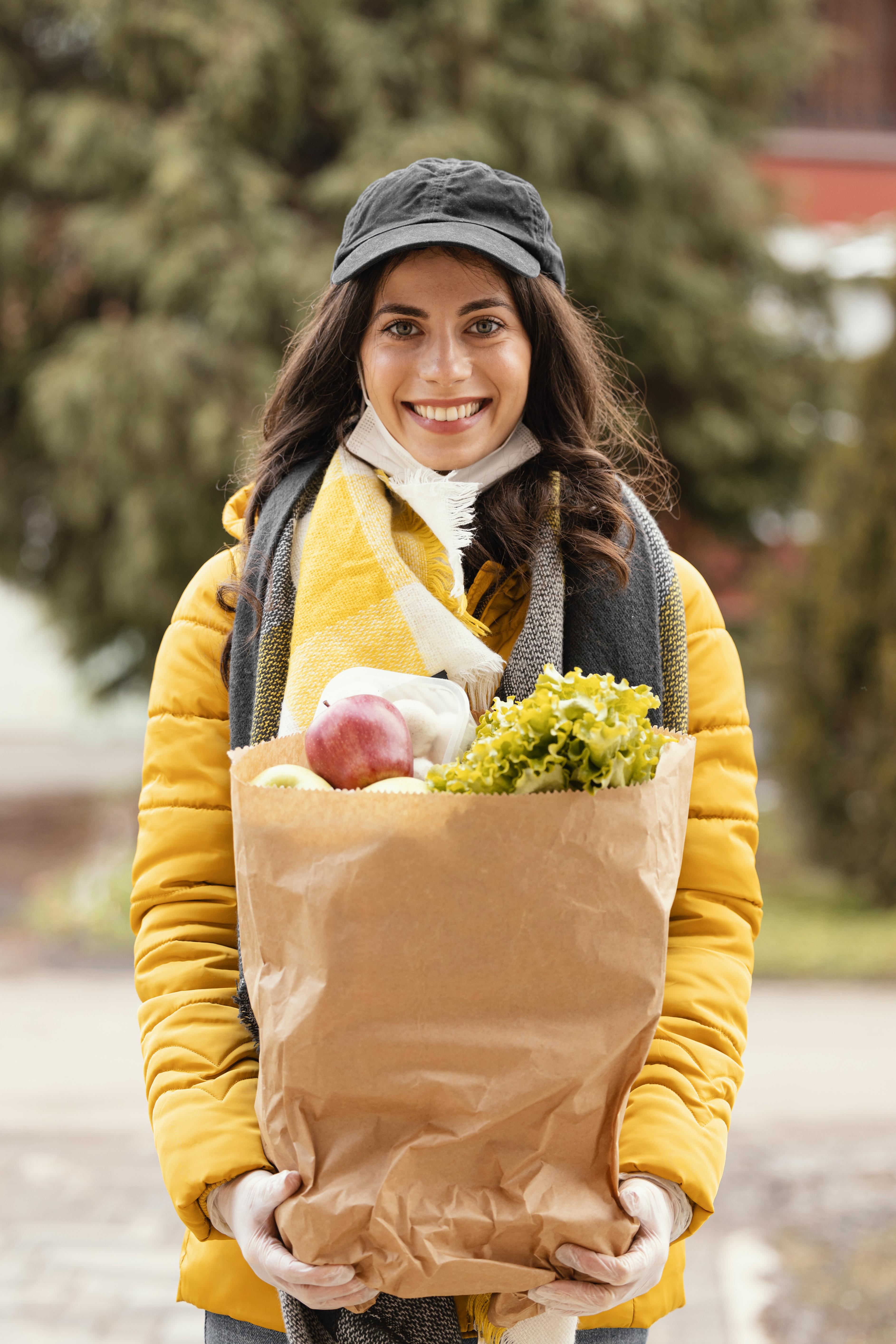 Mari Carri repartiendo en el pueblo